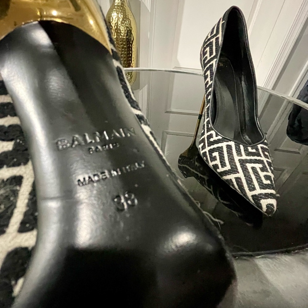 Iconic Balmain Monogram Ruby Pump